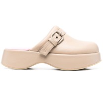 Mules mit Schnallen