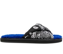 Pantoletten mit Bandana-Print