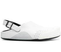 Perforierte Sandalen