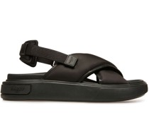 Sandalen mit überkreuzten Riemen