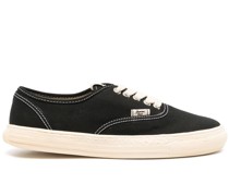 Sneakers mit Kontrastnähten