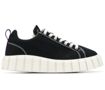 Sneakers mit geriffelter Sohle
