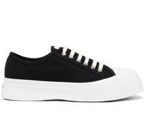 Sneakers mit Schnürung