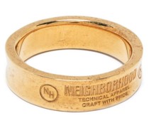 Vergoldeter Ring mit Logo-Gravur