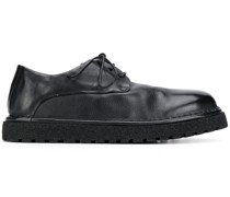 Schuhe mit Schnürung