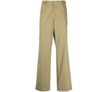 Chino mit weitem Bein