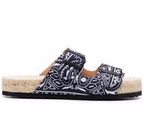 Sandalen mit Bandana-Print