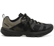 Sneakers mit Kontrasteinsätzen