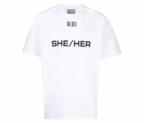 T-Shirt mit "She Her"-Print