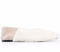 Slipper mit spitzer Kappe