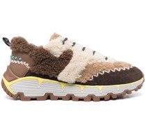 Sneakers mit Kontrasteinsätzen