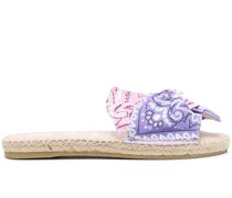 Sandalen mit Bandana-Print