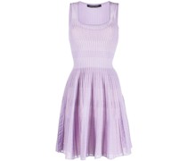 Ausgestelltes Kleid aus geripptem Strick