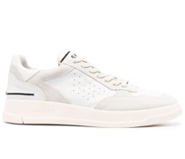 Sneakers mit Kontrasteinsätzen