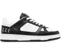 Sneakers mit Logo-Schild