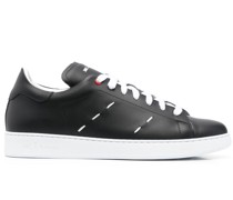 Sneakers mit Kontrastnähten