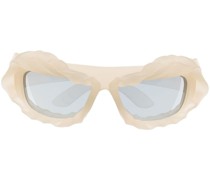 Sonnenbrille mit verdrehtem Detail