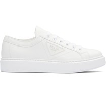 Sneakers mit Logo-Prägung