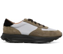 Sneakers mit Mesh-Einsätzen
