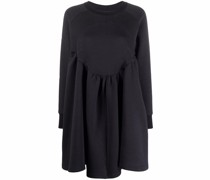 Ausgestelltes Kleid mit Rüschen