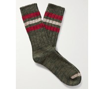 Gestreifte Socken aus recycelter Baumwollmischung in Rippstrick