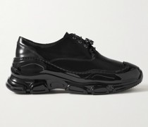 Brogues aus Lackleder mit Verzierung