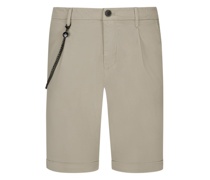 Bermudas mit Bundfalte und Anhängerkette, Carrot Fit Beige
