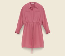 SEIDENKLEID MIT KNOPFLEISTE