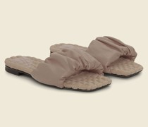 FLACHE SANDALE MIT RÜSCHEN