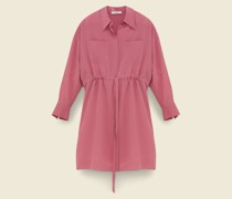 SEIDENKLEID MIT KNOPFLEISTE