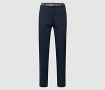 Chino mit Gürtel