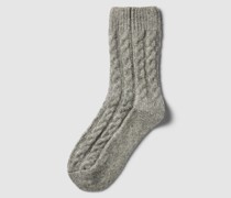 Socken mit Zopfmuster