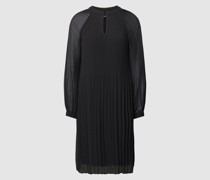 Knielanges Kleid mit Plisseefalten