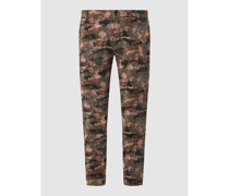 Curvie Fit Chino mit Camouflage-Muster Modell 'Jaqueline'