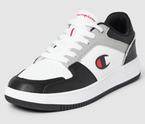 Sneaker mit Label-Detail