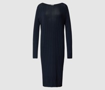Kleid mit U-Boot-Ausschnitt
