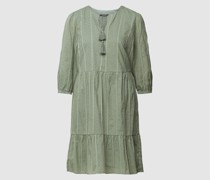 Knielanges Kleid mit V-Ausschnitt
