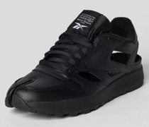 Sneaker mit Cut Outs