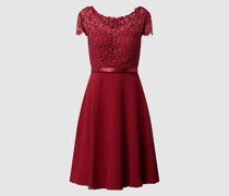 Cocktailkleid mit Ziersteinen und floralen Stickereien