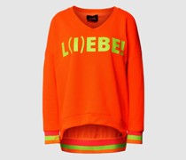 Sweatshirt mit V-Ausschnitt Modell 'L(I)EBE!'