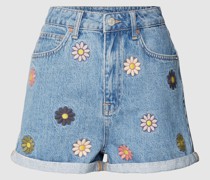 Jeansshorts mit floralem Stitching