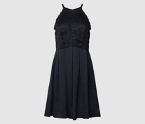 Knielanges Cocktailkleid mit Spitzenbesatz