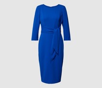 Knielanges Cocktailkleid mit Bindegürtel