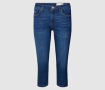Caprijeans mit Label-Detail