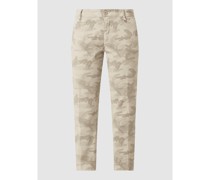 Cropped Curve Fit Chino mit Camouflage-Muster Modell 'Jacqueline'