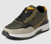 Sneaker mit Label-Details