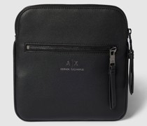Crossbody Bag in unifarbenem Design mit Label-Detail