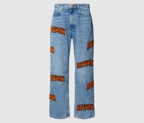 Baggy Jeans mit Allover-Label-Patches