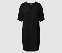 Knielanges Kleid mit V-Ausschnitt