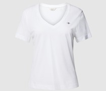 T-Shirt mit geripptem V-Ausschnitt